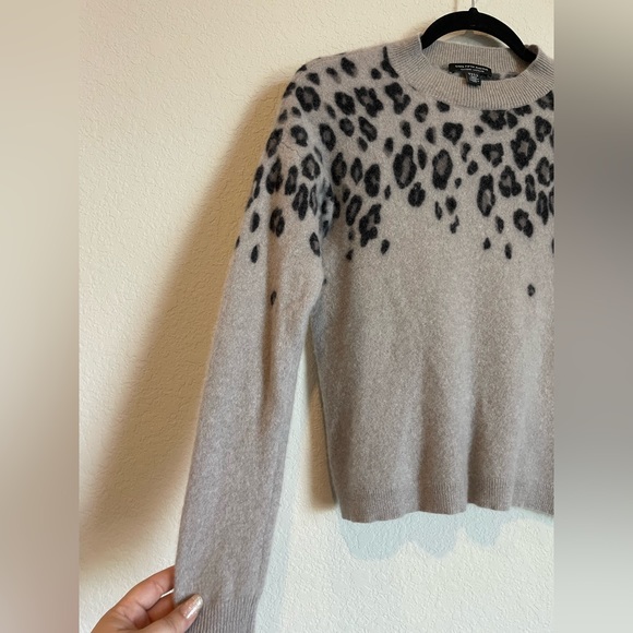 Saks Fifth Avenue 100% Cashmere Grey Leopard Print Sweater size S - Picture 3 of 10